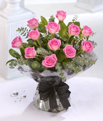 12 Pretty Pink Roses